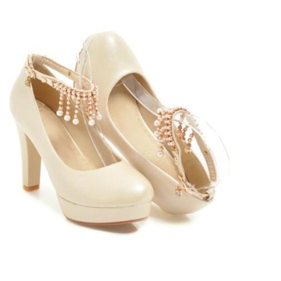 A pair of high heels - Picture 3 of 3